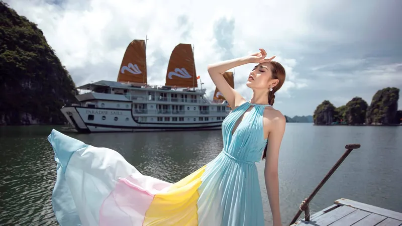 Á hậu Tú Anh tạo dáng giữa biển trời Hạ Long trong thiết kế mùa hè của Lê Thanh Hoà 