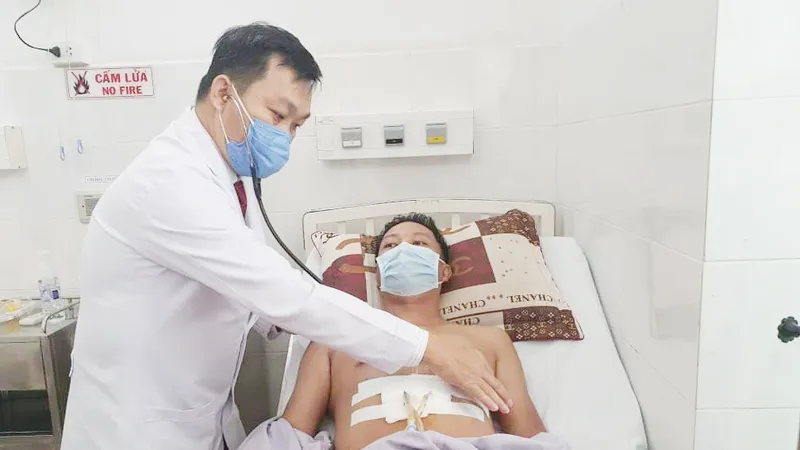 Bỏ qua các thủ tục, bác sĩ khẩn cấp cứu sống bệnh nhân bị đâm thủng tim