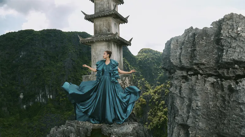 Lê Thanh Hòa giới thiệu bộ sưu tập thời trang mới kết hợp cùng Hoa hậu Đỗ Mỹ Linh 