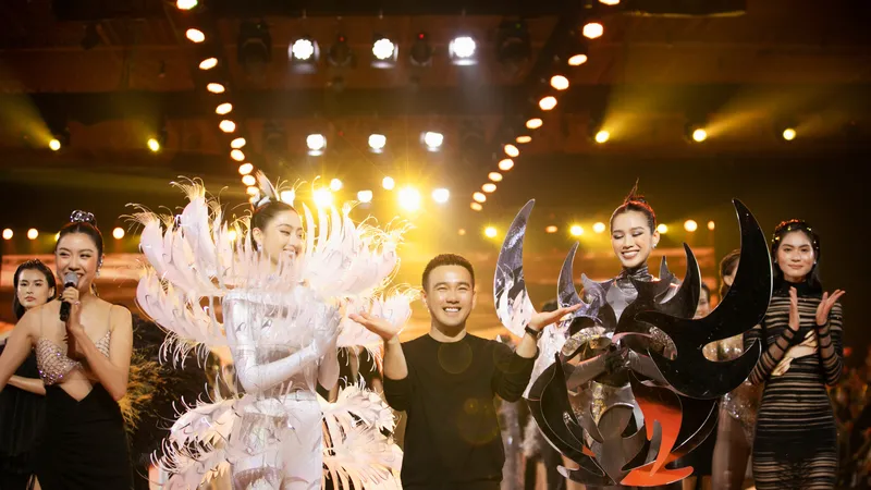Mãn nhãn show thời trang “Sa Vũ” của Lê Thanh Hoà với những thiết kế thủ công xa xỉ