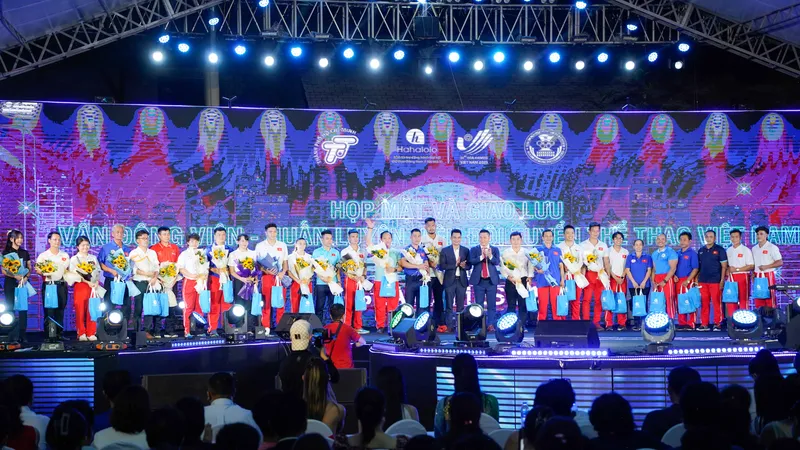 Dàn vận động viên, nghệ sĩ đứng chung sân khấu, hướng về SEA Games 31 tại TPHCM