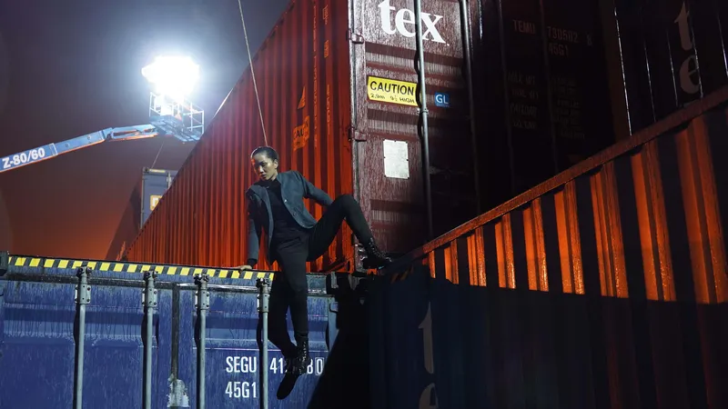 Lần đầu chạm ngõ điện ảnh, H'Hen Niê thể hiện những đòn võ thuật khó 
