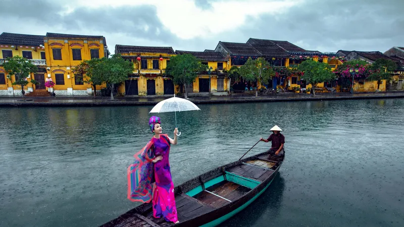 Hoa Hậu Giáng My với họa tiết hoa giấy trong bộ ảnh Hội An ngày mưa