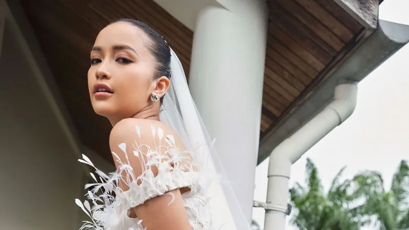 NTK Lê Thanh Hòa kết hợp cùng Hoa hậu Ngọc Châu trong BST váy cưới 