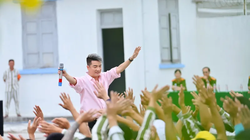 Đàm Vĩnh Hưng, Tấn Beo, Nam Thư, Cát Phượng mang xuân đến với trại giam 