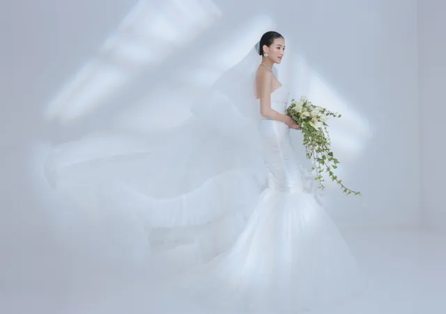 Hoa hậu Trái đất 2018 Phương Khánh với mốt áo cưới crop top của NTK Nguyễn Minh Công 