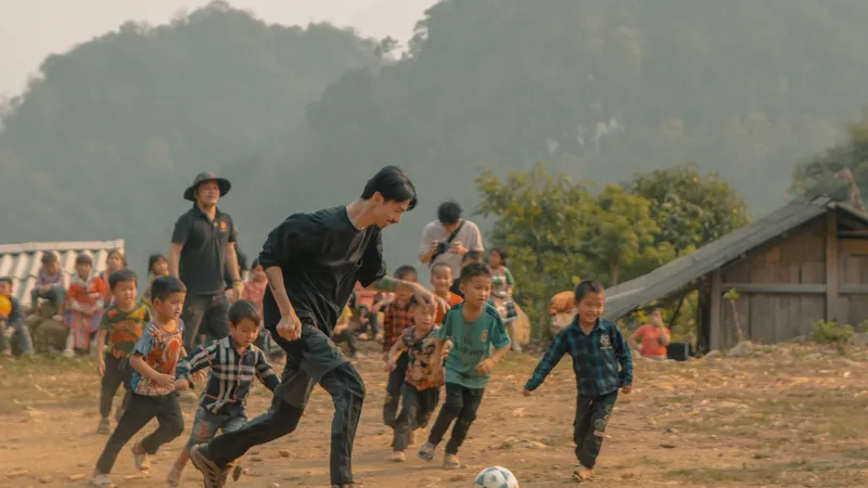 Đen ra mắt MV mới, dành tặng toàn bộ doanh thu cho dự án xây trường và nuôi các em nhỏ