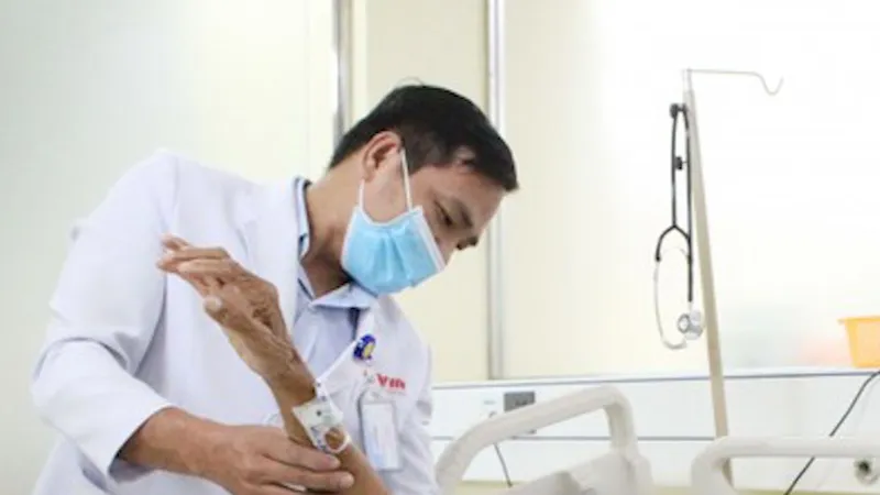 Podcast bản tin tối 27-7: Bị hơn 120 vết ong vò vẽ đốt, người đàn ông may mắn được cứu sống