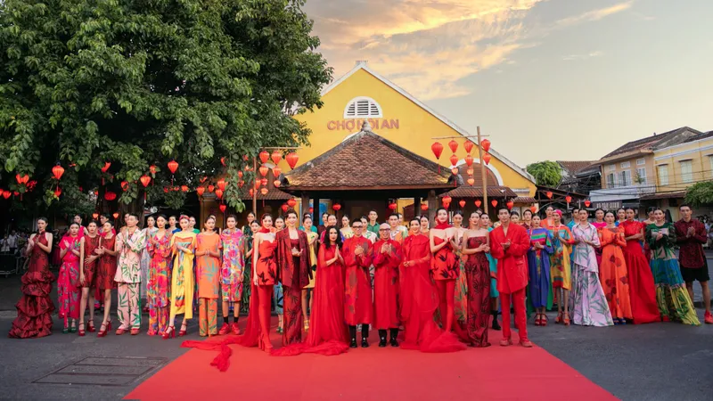 Hoạ tiết lá tre, hoa sen và đèn lồng thăng hoa trong show diễn “Phương đông rực rỡ”