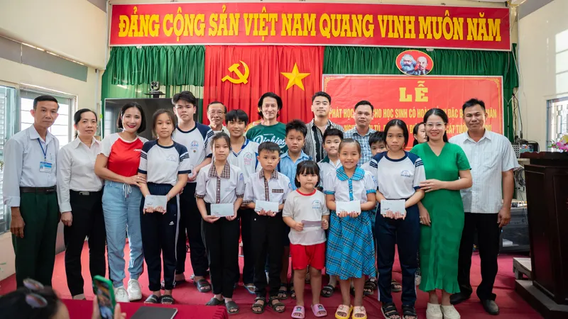 Trao học bổng cho học sinh khó khăn ở Vĩnh Long