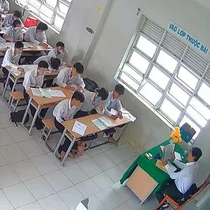 Podcast bản tin tối 30-8: Phê bình thầy giáo chửi học sinh "đầu trâu, đầu chó chứ không phải đầu người"