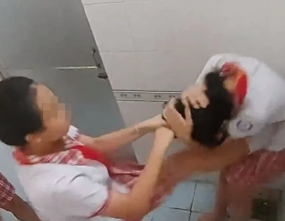 Podcast bản tin tối 28-9: Cơ quan điều tra vào cuộc vụ nữ sinh đánh nhau trong nhà vệ sinh; Giáo viên lùi ô tô gây tai nạn, 1 học sinh tử vong