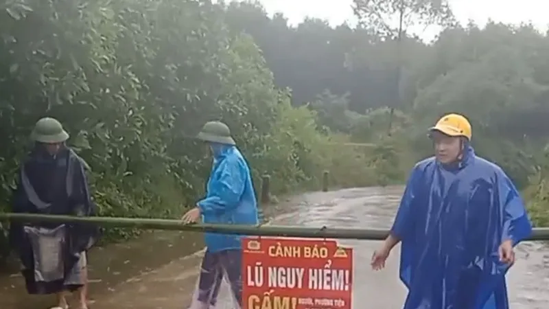 Podcast bản tin trưa 13-10: Mưa lớn ở miền Trung, nhiều tuyến đường bị chia cắt, hàng ngàn học sinh phải nghỉ học
