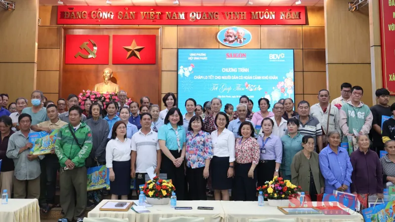 Báo SGGP phối hợp Ngân hàng BIDV trao 100 suất quà tết cho đảng viên, người dân khó khăn ở TP Thủ Đức