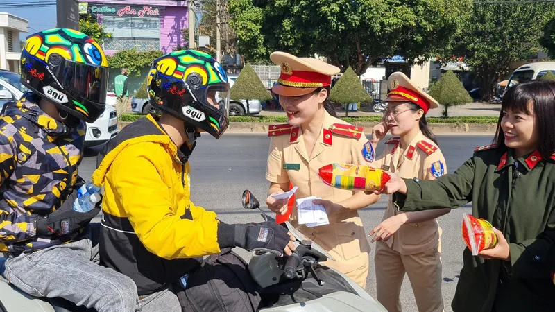 Podcast bản tin tối 6-2: Hỗ trợ người dân về quê đón tết an toàn; Cửa khẩu phía Bắc tạm dừng thông quan 4 ngày tết