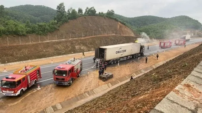 Podcast bản tin tối 27-3: Trao 3 Nghị quyết của Ủy ban Thường vụ Quốc hội về công tác cán bộ; Đề xuất cấm xe khách, xe tải nặng đi vào tuyến cao tốc Cam Lộ La Sơn