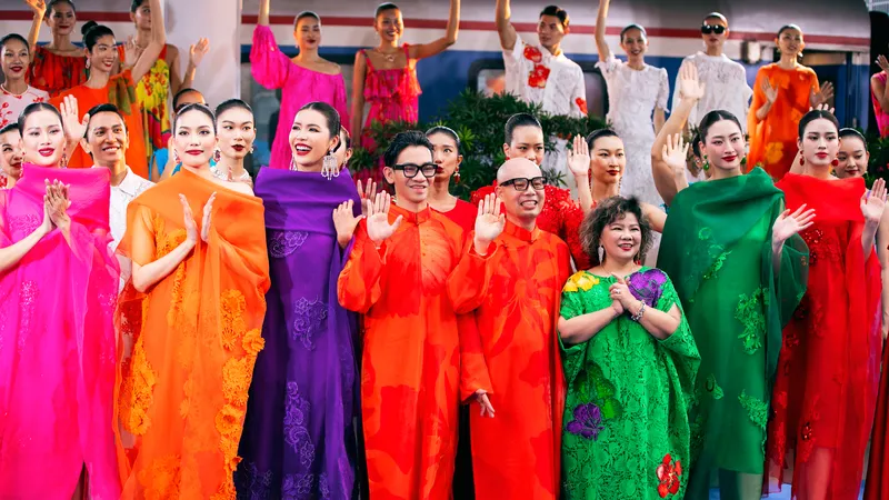 Tràn ngập sắc cam và đen trong show "Thanh xuân" từ bộ đôi "phù thủy sắc màu" 