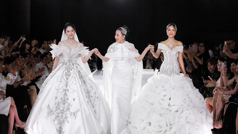 Hoa hậu H’Hen Niê, Phương Khánh, Hương Giang hội ngộ tại show diễn của NTK Linh San
