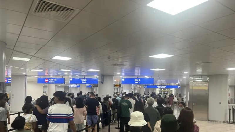 Podcast bản tin tối 24-12: Ngày thứ 3 vận hành, Metro số 1 thu hút hơn 47.000 lượt khách; Bão số 10 đổi hướng, sẽ suy giảm thành vùng áp thấp