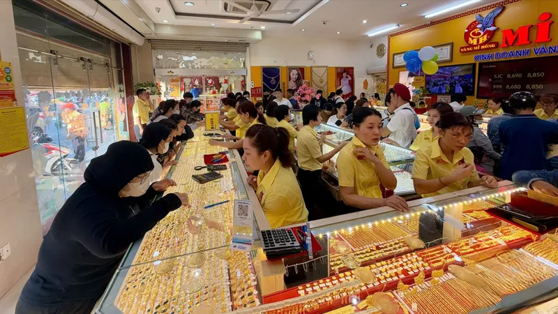 Podcast bản tin trưa 21-3: Vàng miếng SJC “hạ nhiệt”, vàng nhẫn 9999 vẫn trên 100 triệu đồng/lượng; Huy động 200 người dập tắt đám cháy trên Núi Tàu