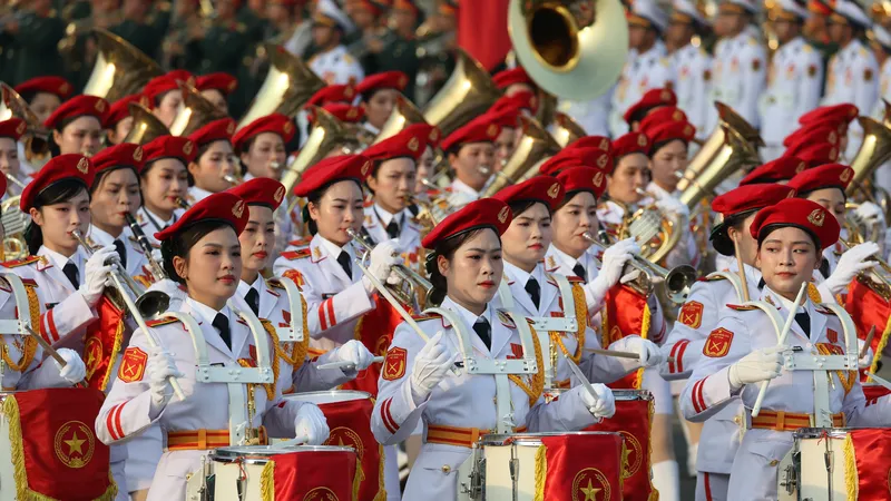 Podcast bản tin trưa 16-4: Đại tướng Nguyễn Tân Cương thị sát hợp luyện các khối diễu binh, diễu hành