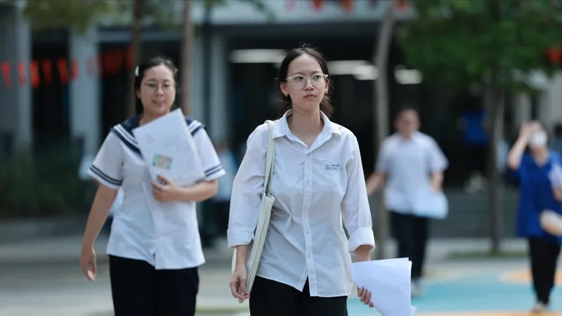 Podcast bản tin tối 1-7: Dư luận than đề khó, Bộ GD-ĐT nói gì?; Vạt đồi sạt xuống Quốc lộ 4D, chia cắt đường lên Sa Pa