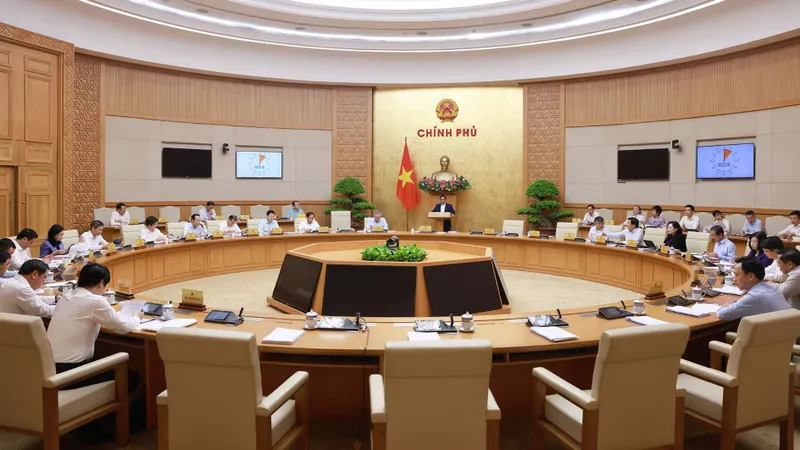 Podcast bản tin trưa 6-8: Chính phủ yêu cầu phấn đấu tăng trưởng GDP năm 2025 khoảng 8,3-8,5%