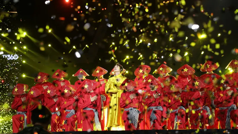 Giới trẻ đồng thanh hát Quốc ca trong concert "Sao nhập ngũ 2025"
