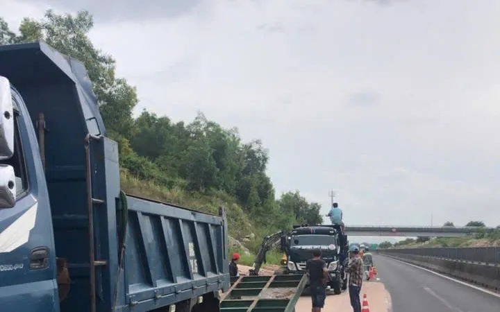 Podcast bản tin trưa 7-9: Đất cát lại tràn xuống đường cao tốc Vĩnh Hảo - Phan Thiết, giao thông ùn ứ
