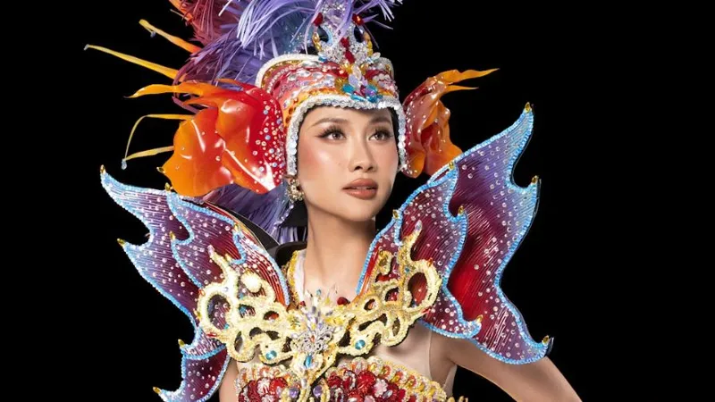 "Cá chép hóa rồng" là carnival costume của Phương Linh tại Miss Cosmo 2025