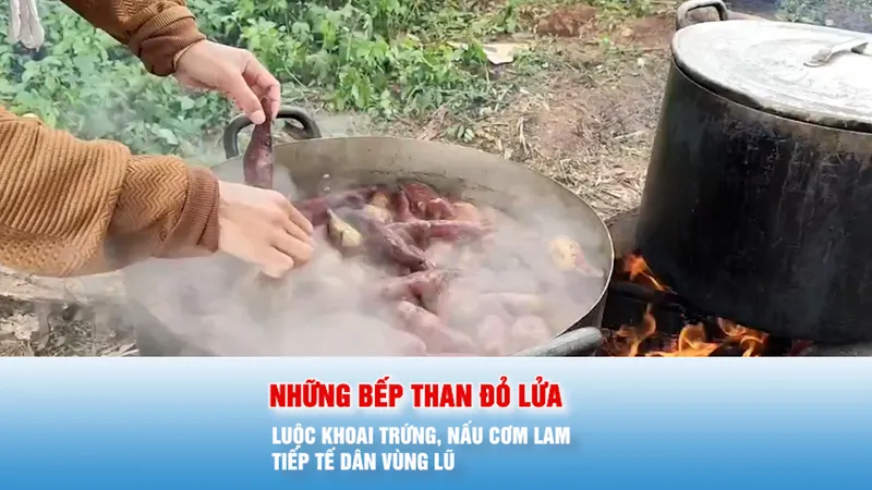 Podcast bản tin 17 giờ 22-11: Những bếp than đỏ lửa mang hơi ấm đến bà con vùng bị ngập sâu do lũ lụt 