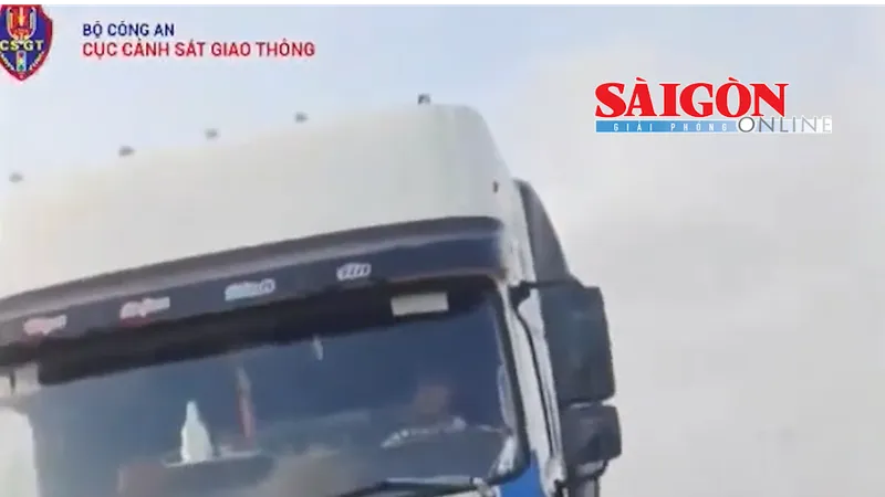 Ngày 15-5, Trung tá Hoàng Thế Anh, Trạm trưởng Trạm CSGT Ninh Hòa, Phòng CSGT Công an tỉnh Khánh Hòa cho biết, đơn vị đã lập biên bản xử lý đối với một tài xế (26 tuổi, trú xã Vân Hòa, tỉnh Đắk Lắk) về nhiều hành vi vi phạm trật tự an toàn giao thông