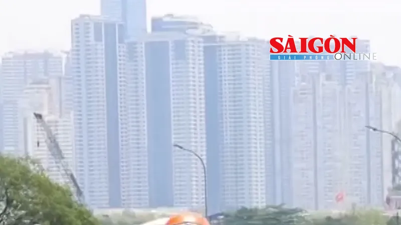 Theo Trung tâm Dự báo khí tượng - thủy văn quốc gia, nắng nóng hôm nay (15-5) vẫn xuất hiện diện rộng tại nhiều khu vực trên cả nước với thời gian kéo dài liên tục khoảng 5 giờ mỗi ngày, từ 11 giờ đến 16 giờ.