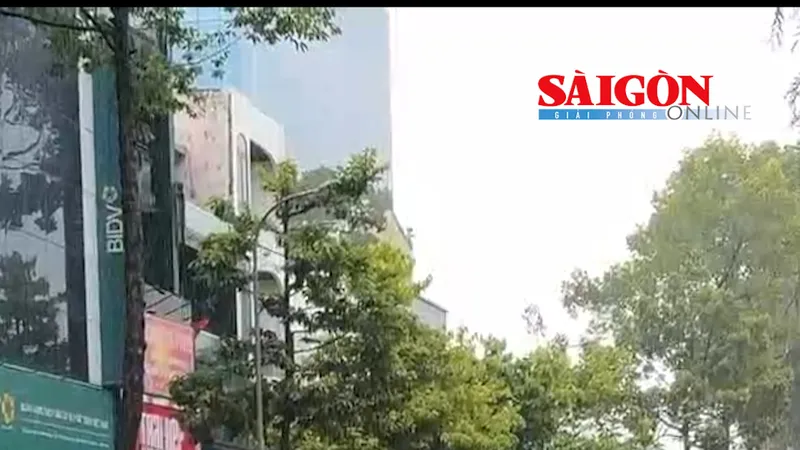 Chiều 18-5, cơn mưa lớn kéo dài trên diện rộng tại TPHCM đã khiến nhiều tuyến đường rơi vào tình trạng ùn ứ giao thông, ngập nước cục bộ, người dân di chuyển khó khăn trong giờ tan tầm.