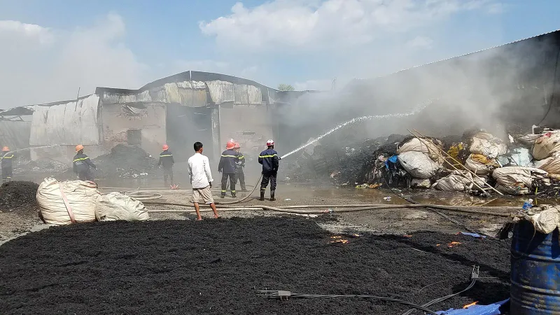 Hiện trường một vụ cháy nhà xưởng tại huyện Bình Chánh, TPHCM hôm 14-2-2019