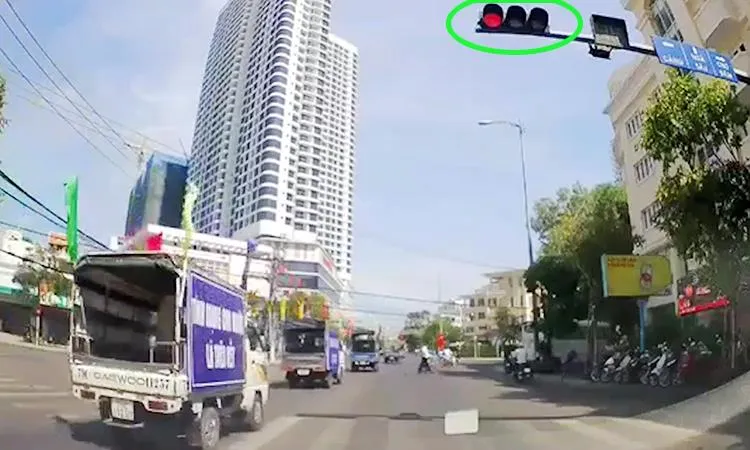 Đoàn xe tuyên truyền an toàn giao thông vượt đèn đỏ