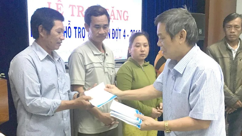 Trao tiền hỗ trợ (đợt 4, năm 2018) ngư dân và gia đình các ngư dân bị nạn trên biển