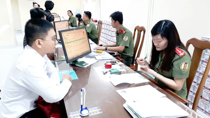Người dân làm hộ chiếu phổ thông tại Phòng Quản lý xuất nhập cảnh (Công an TPHCM)