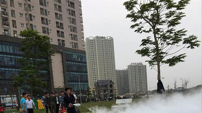 Người dân chung cư tập chữa cháy và cứu nạn