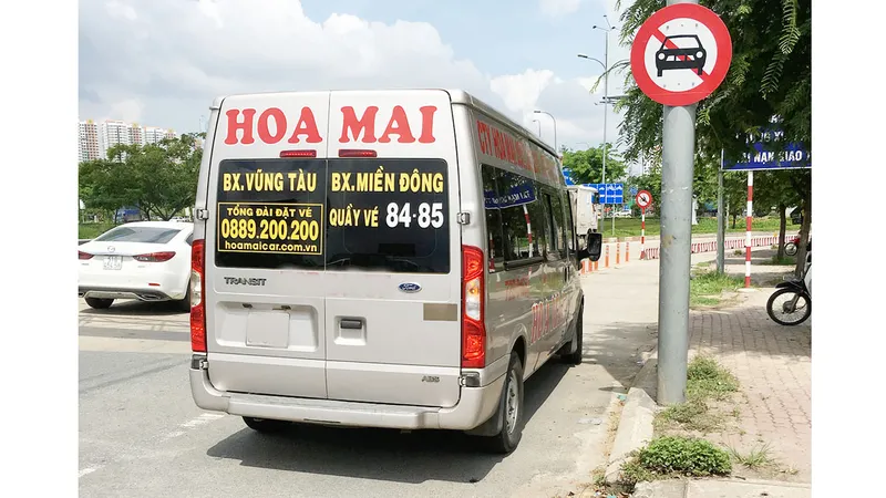 Ô tô đi vào làn đường dành cho xe 2 bánh trên đường dẫn vào cao tốc TPHCM - Long Thành - Dầu Giây. Ảnh: THÀNH TRÍ