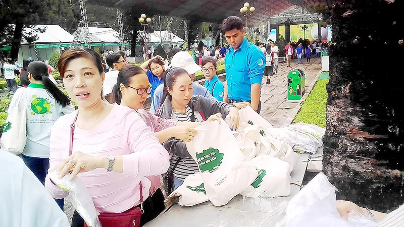 Không dùng túi ni lông khó phân hủy