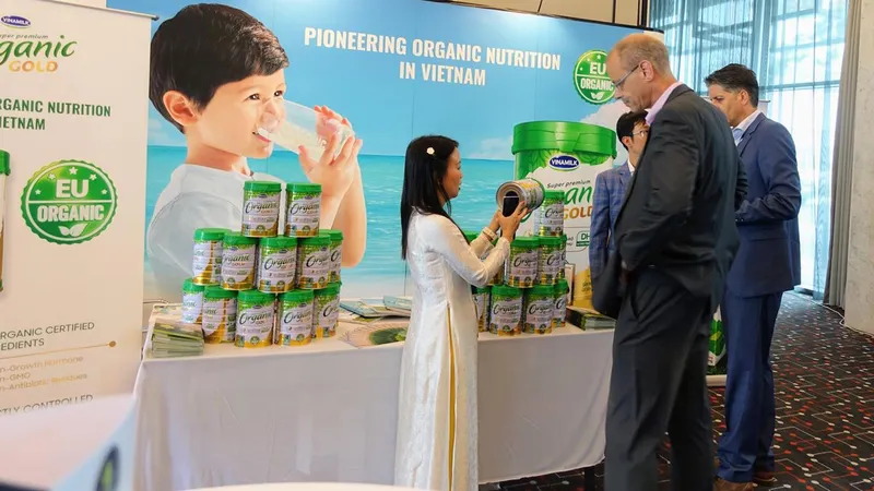 Đại diện các công ty trong Top 50 của toàn cầu tham dự hội nghị quan tâm tìm hiểu về sản phẩm Vinamilk Organic Gold