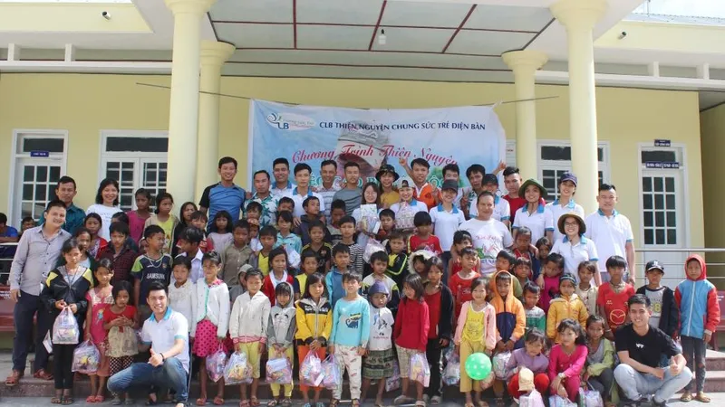 CLB Chung sức trẻ tặng quà và chụp hình lưu niệm cùng học sinh xã Phước Lộc, huyện miền núi Phước Sơn, Quảng Nam. Ảnh: V.M