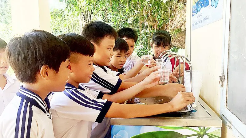 Học sinh vùng biên giới có trụ nước uống tại vòi