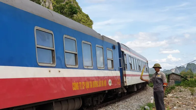 Hiu hắt đường sắt - Bài 3: Dâu bể bên thanh ray