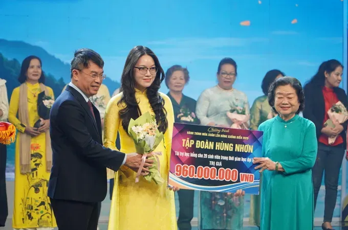 Vu A Dinh Scholarship Fund and the “For Beloved Hoang Sa–Truong Sa” Club receive sponsorships from individuals and organizations. (Photo: SGGP)