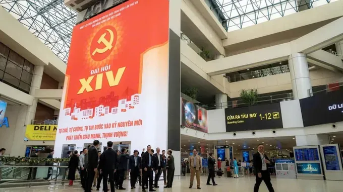 The delegation from the Civil Aviation Authority of Vietnam conducts an on-site inspection of safety and service quality preparations for the 14th National Congress of the Communist Party of Vietnam at Noi Bai International Airport. (Photo: SGGP)