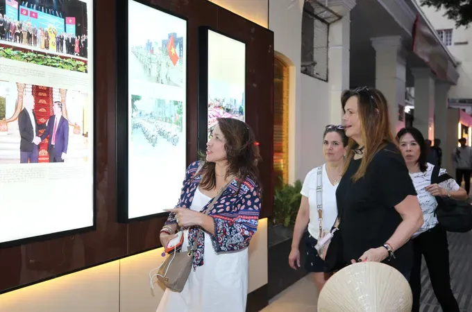 Tourists visit the Ho Chi Minh City Photography Street. (Photo: SGGP)