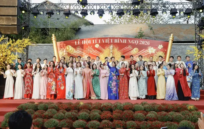 A ceremony honoring 100 artists and individuals who have actively participated in volunteer activities in 2025 is held at the Ho Chi Minh City Youth Cultural House on February 1. (Photo: SGGP)
