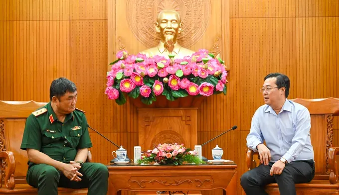 Standing Vice Secretary of the Ho Chi Minh City Party Committee Le Quoc Phong (R) receives the leader of the Military Region 7. (Photo: SGGP)